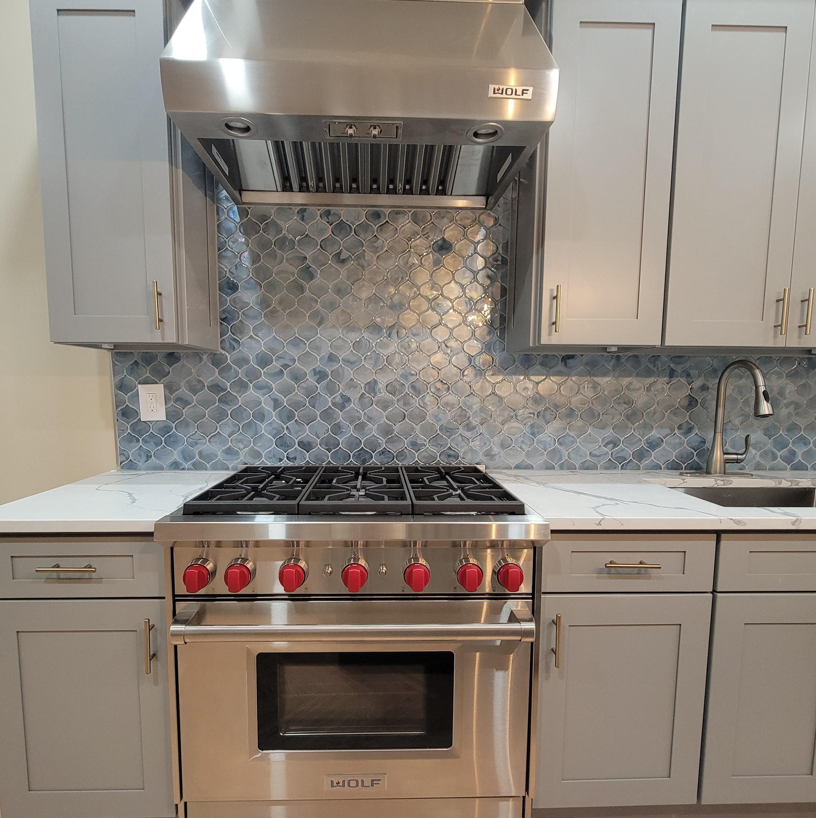 Range Hood with Arabesque Tile
